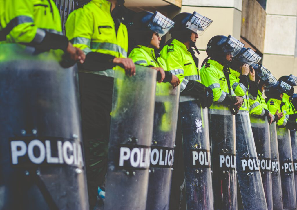 Dlaczego policjanci powinni być za wolnością? Propaganda - nowa seria na kanale VETO 4 fot. Ricardo Arce/ Unsplash