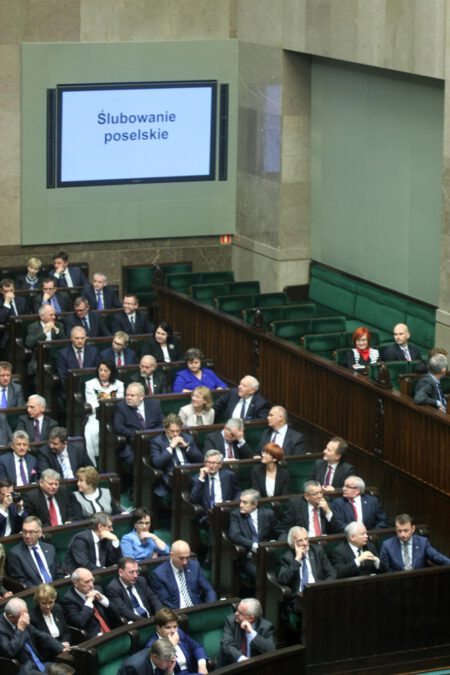 PiS ministrami stoi. Co 4 poseł jest w resorcie 2 PiS łamie ustawę o Radzie Ministrów.