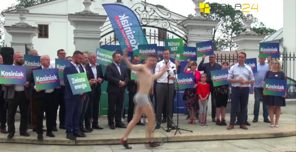 Nagi mężczyzna na wiecu PSL-u: Władysław! Do boju! Nagi mężczyzna kibicuje PSL.