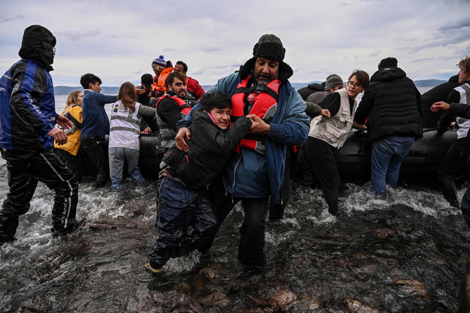 New York Times: Grecy wyrzucili uchodźców tam skąd przypłynęli… na środek morza Migranci lądujący w Lesbos po przeprawie przez Morze Egejskie w lutym. Podczas pandemii setki migrantów zostało pozbawionych prawa do ubiegania się o azyl nawet po wylądowaniu na greckiej ziemi. Aris Messinis/Agence France-Presse — Getty Images