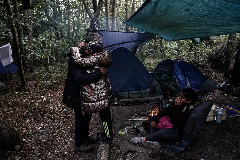 Falah, imigrant z Iraku przytula swoją córkę Arwę po tym, jak przygotowuje ją do przemytu do Wielkiej Brytanii SAMEER AL-DOUMY / AFP