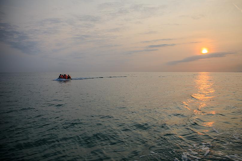 Migranci na pokładzie łodzi na wzburzonych wodach kanału La Manche, próbujący przedostać się do Anglii   -
Copyright   SAMEER AL-DOUMY / AFP
