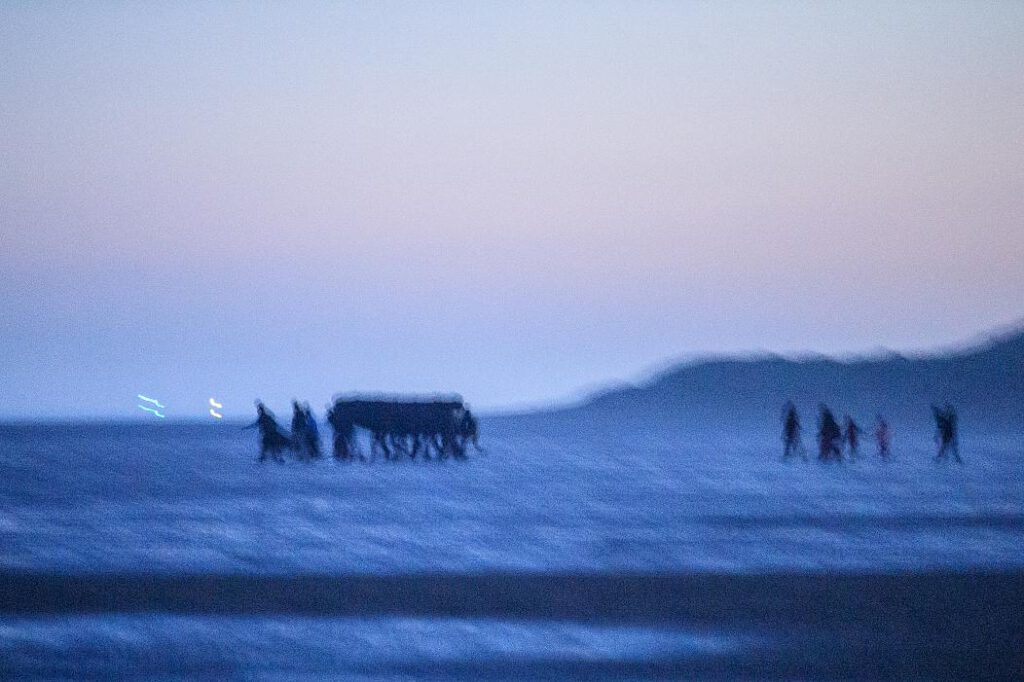 Migranci niosą łódź przed wyruszeniem z plaży w pobliżu Dunkierki w północnej Francji SAMEER AL-DOUMY / AFP