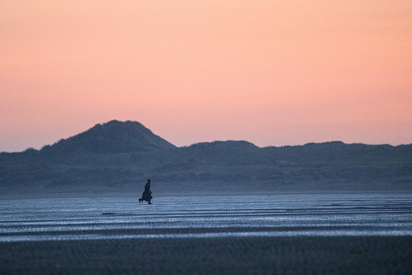 Przemytnik wraca po tym, jak migranci opuszczają łódź z północnej Francji SAMEER AL-DOUMY / AFP