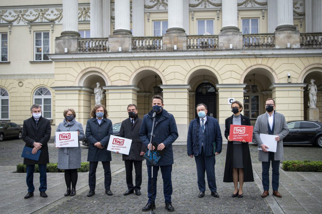 Konferencja prasowa prezydenta Trzaskowskiego i polskich samorzadowcow przed warszawskim ratuszem scaled 1