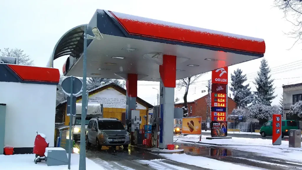 Paliwo po 5 złotych? Wicepremier „ma nadzieję” orlen stacja 6 zlotych