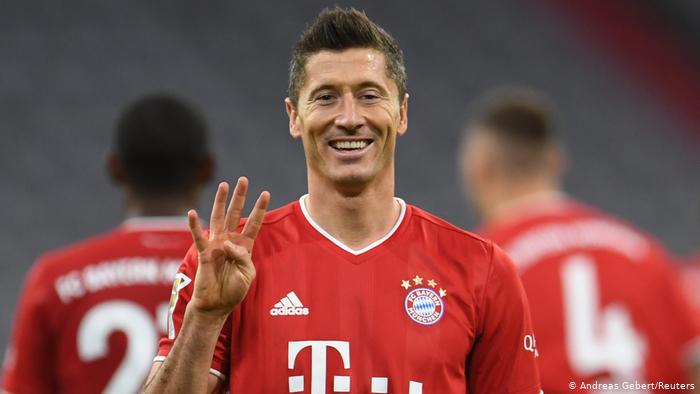 Ile zarabiają najlepsi piłkarze na świecie? Robert Lewandowski jest na 6 miejscu! 1 Ile zarabiają najlepsi piłkarze na świecie? "To był okropny czas. Zapytałem, co zamierzają zrobić, a oni nie zadali sobie nawet trudu, aby wysłać do mnie trenera lub dyrektora technicznego, by przekazał mi ich decyzję. Wysłali sekretarkę, która powiedziała, że pozwolą mi odejść. To był jeden z najgorszych dni w moim życiu. Mojego taty już nie było, a teraz rozpadała się moja kariera. Po otrzymaniu tej wiadomości wróciłem do samochodu, w którym czekała moja mama. Zacząłem płakać" - napisał Lewandowski na platformie "The Players' Tribune".
