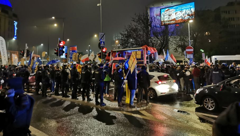 Protest antylockdownowy pod siedzibą rządu. „Otworzyć gospodarkę, zamknąć rząd PiS!” 2 uid 2ffdfe9e5c4b77c7afc8bb0f14e1ecde1604691222512 width 907 play 0 pos 0 gs 0 height 515 protest zorganizowano pod warszawska siedziba pis fot portal tvpinfo