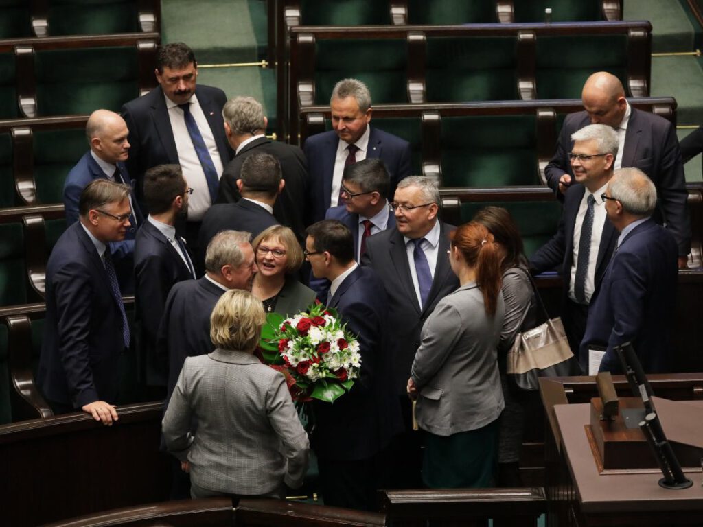 Rząd znalazł sposób na podwyżkę swojego wynagrodzenia - Z TWOICH PODATKÓW 2 z25427824IBGPremier Mateusz Morawiecki z poslami PIS u w Sejmi